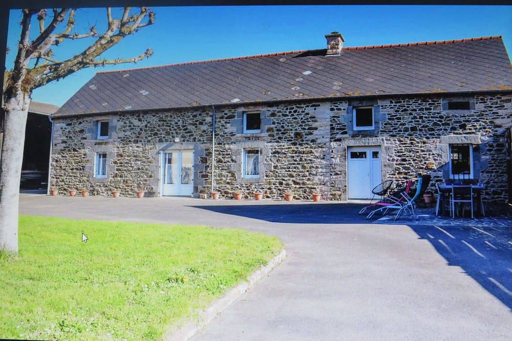 For rent, single-storey farmhouse with large grounds. in Lamballe-Armor, Côte de Goëlo