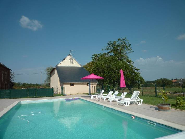Gîte pour 6 personnes, avec Terrasse ainsi que Jardin et Piscine à Jouqueviel - 2