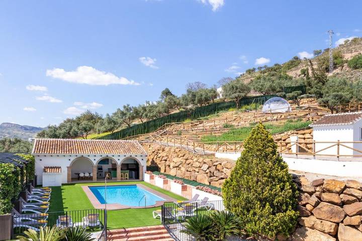 Casa rural para 20 personas, con jardín además de jacuzzi y piscina en Pizarra