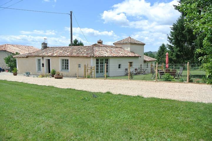 Gîte pour 6 personnes, avec piscine et jardin à Brossac
