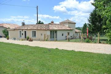 Gîte pour 6 personnes, avec piscine ainsi que terrasse et jardin à Brossac