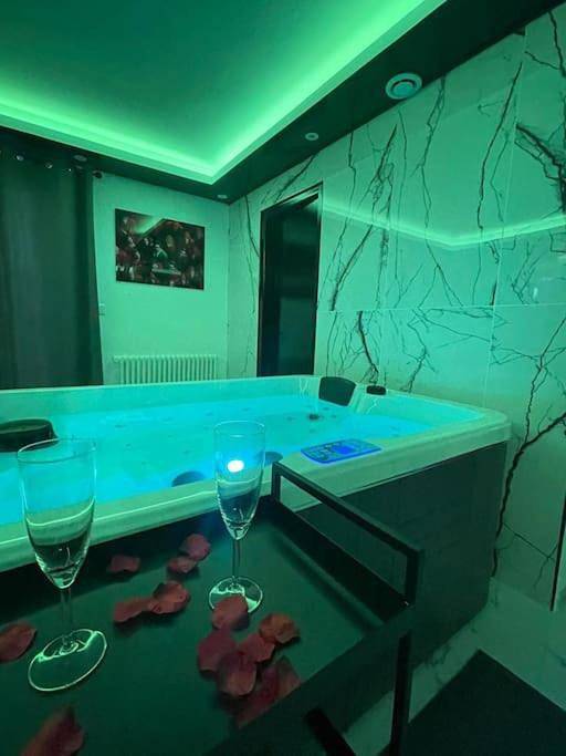 Appartement entier, La Suite Casa Dé lové 2.0 jacuzzi & cinema privé in Melun, Seine-et-Marne