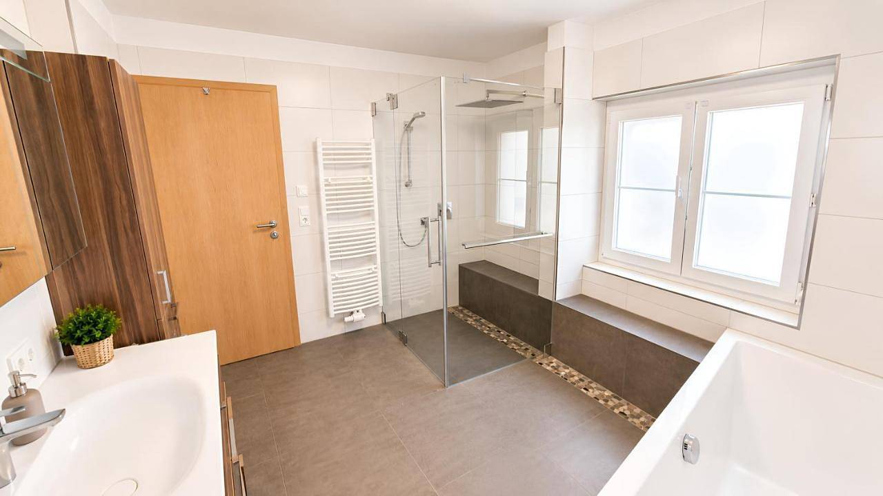 Appartement entier, Riverside Living - Großzügiges Familienzimmer mit eigenem Bad nähe Pferdezentrum in Stadl-Paura, Traunviertel