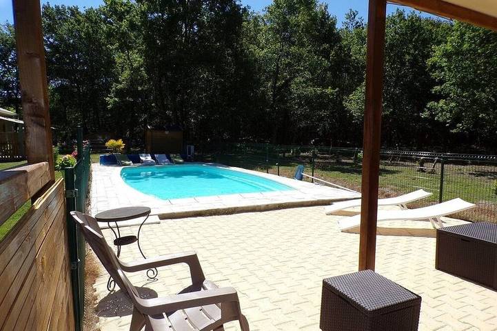 Location de vacances pour 4 personnes, avec terrasse ainsi que jardin et piscine à Gastes