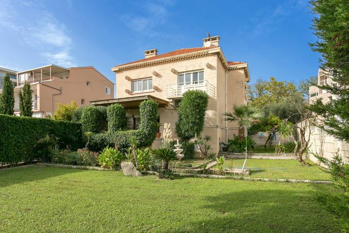 Villa für 10 Personen, mit Balkon/Terrasse und Pool sowie Balkon in Split