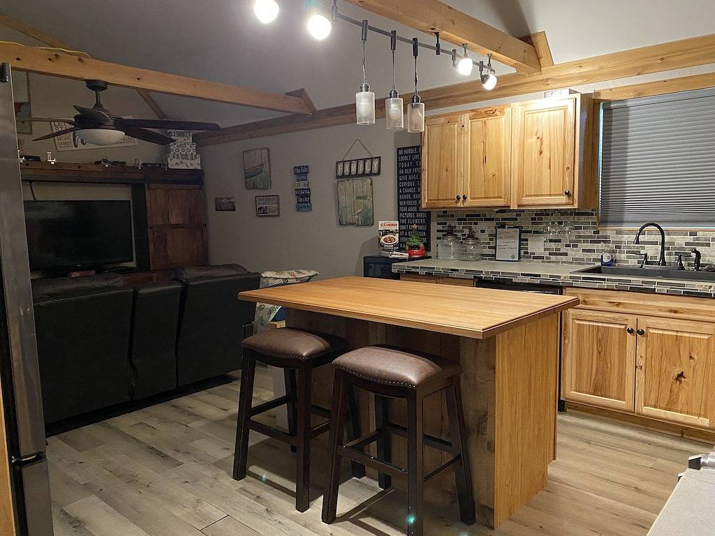 Beautiful 2 Bedroom Cabin with a lake view. Pets welcome in Toledo Bend Reservoir