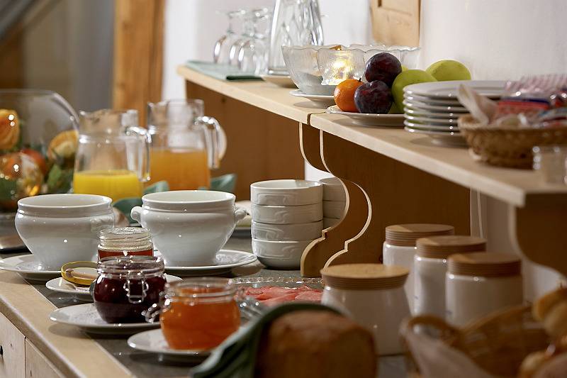 Hotel Garni Engiadina - Boutique Hotel - grosses Arven-Doppelzimmer mit Dusche und/oder Bad/Wc, Large in Scuol, Unterengadin