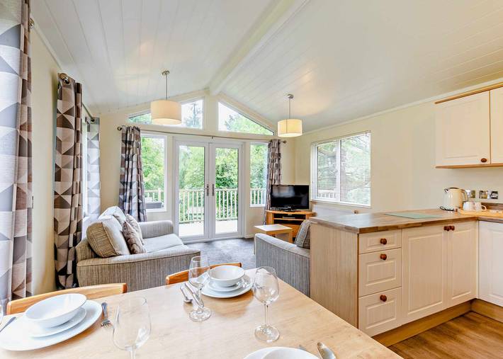 Superior 2 Lodge, slps 4, parking, ensuite & deck in Bowness-on-Windermere, Lake District