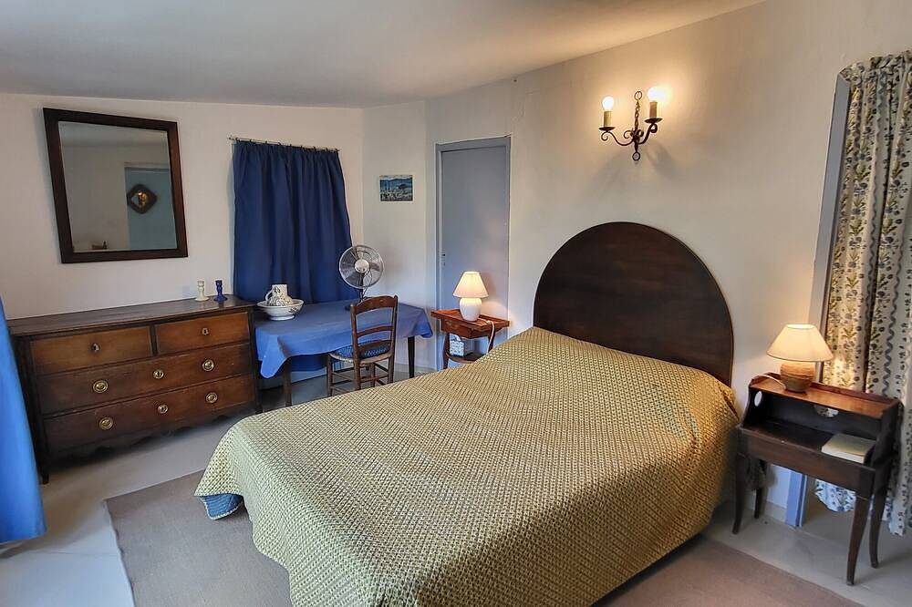 In a quiet, green setting, pretty Provencal country house in Annot, Región de Castellane