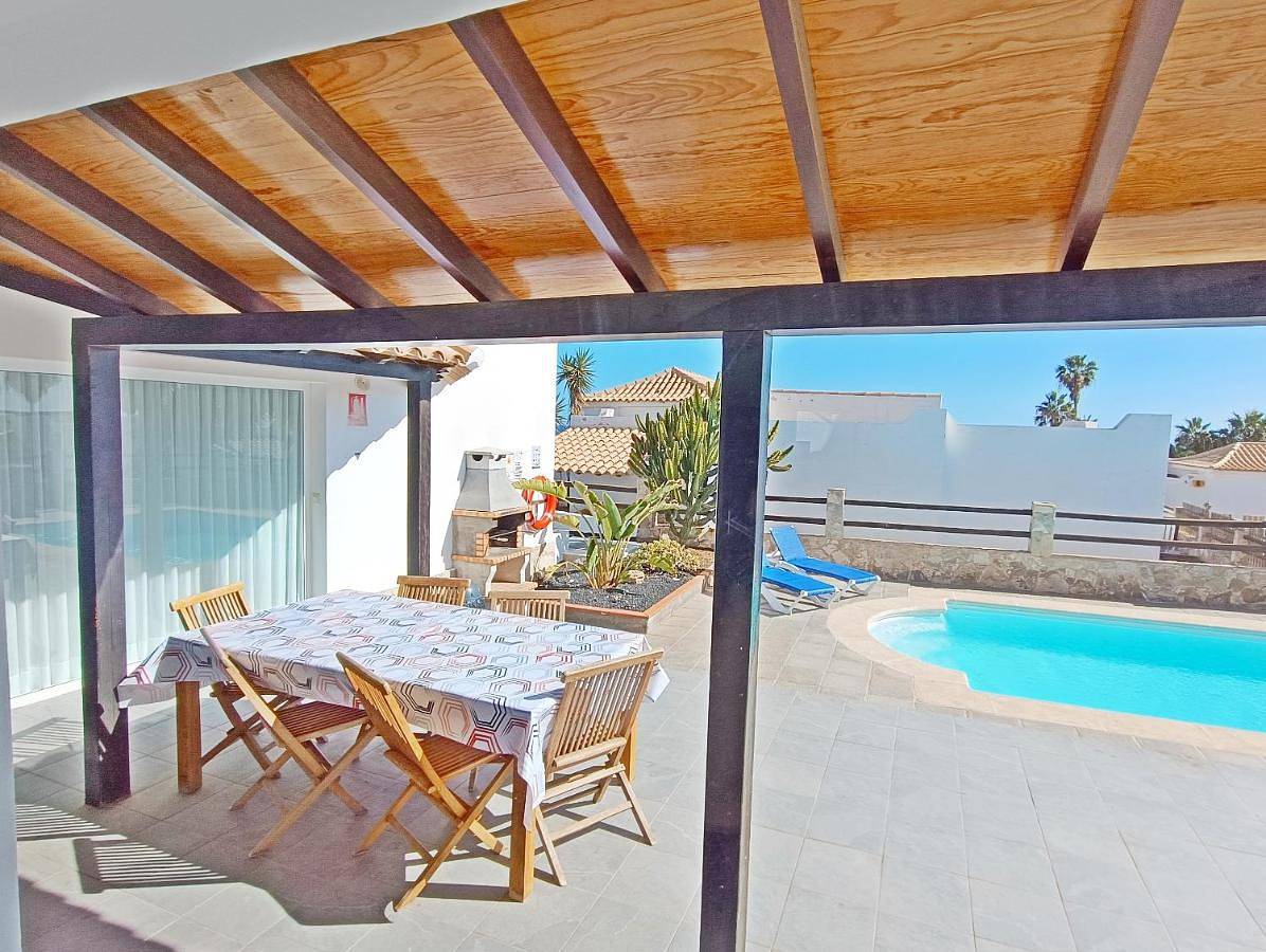Villa Lobos with private pool and Bbq in Caleta de Fuste, Antigua