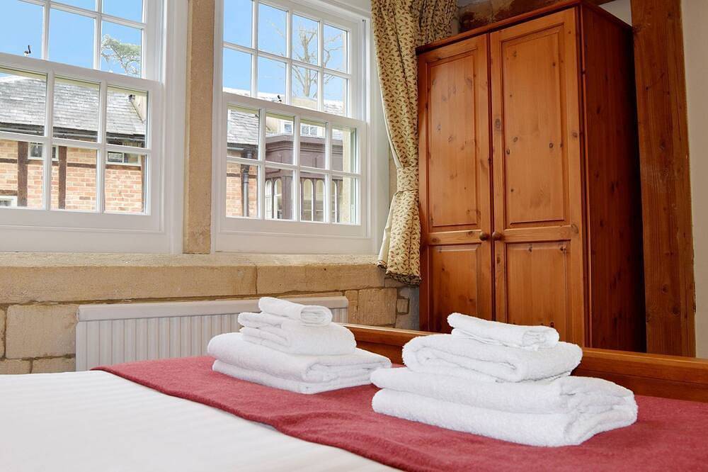 A sudeley castle cottage that sleeps 5 guests  in 3 bedrooms in Winchcombe, Gloucestershire