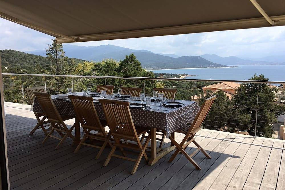 Villa con impresionantes vistas al mar, a 5-10 minutos a pie de la playa, para 12 personas in Porto Pollo (Córcega), Serra-di-Ferro