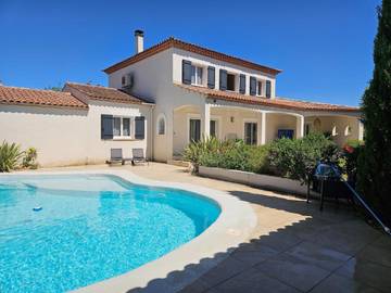 Cottage pour 6 personnes, avec balcon ainsi que piscine et vue à Villetelle