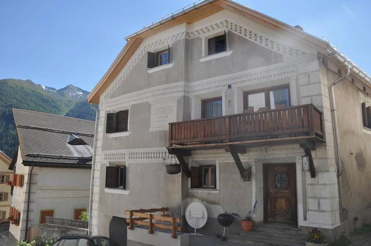 Ferienwohnung für 25 Personen, mit Balkon und Whirlpool sowie Terrasse und Ausblick in Ardez