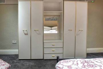 Log Cabin for 5 People in Blackpool, North West England, Photo 3