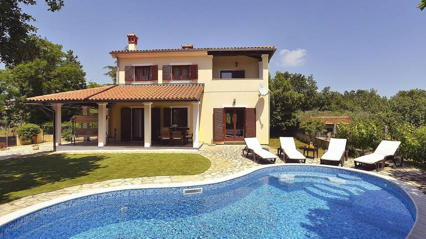 Casa vacanza per 8 persone, con piscina e balcone nonché giardino e idromassaggio a Medolino