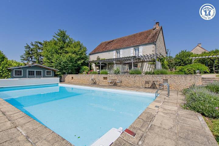 Gîte pour 3 personnes, avec Terrasse ainsi que Jardin et Piscine