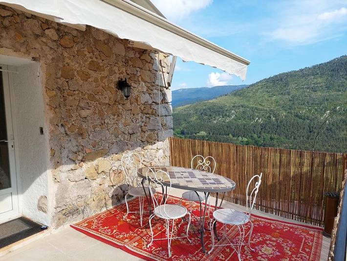 Location de vacances pour 4 personnes, avec vue ainsi que jardin et vue sur le lac à Saint-Auban