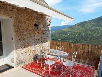 Gîte pour 4 personnes, avec vue sur le lac ainsi que jardin et vue à Saint-Auban