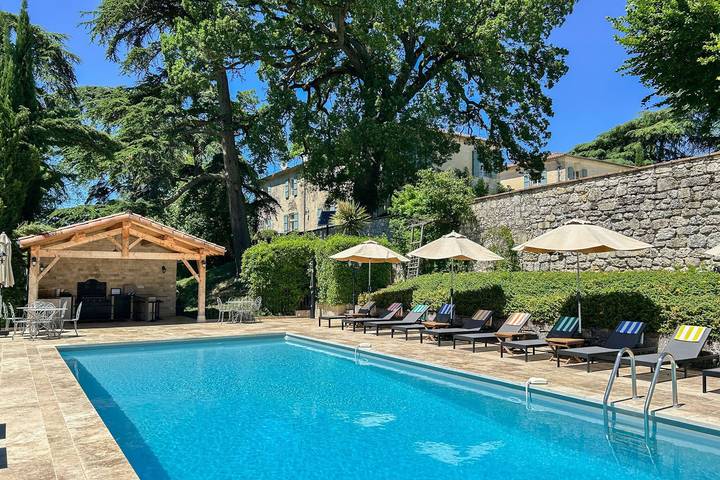Château pour 24 personnes, avec jardin et terrasse dans le Lot-et-Garonne