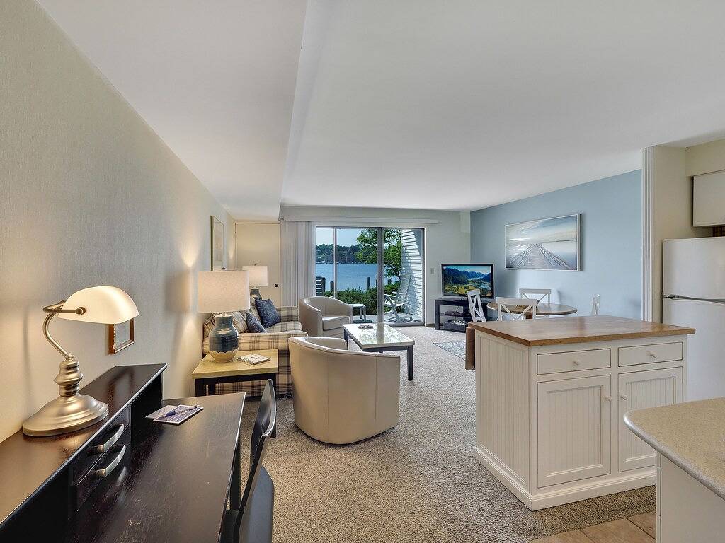 Ganze Wohnung, Ewi 103 | Lake Charlevoix Views | Downtown Charlevoix | Pool, Hot Tub, Sauna in Charlevoix, Charlevoix County