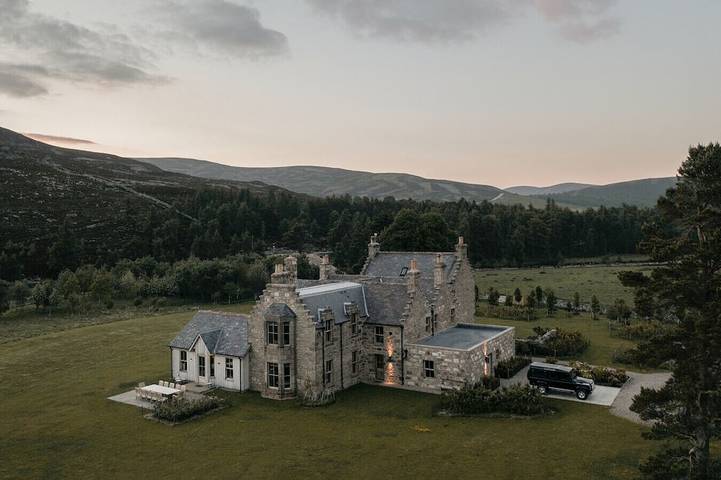 Glamping for 16 people, with sauna and garden as well as hot tub in Cairngorms National Park