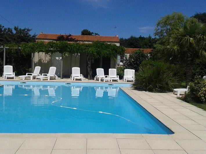 Location de vacances pour 6 personnes, avec piscine ainsi que jardin et terrasse à Saint-Martin-des-Tilleuls