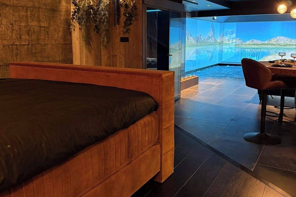 Immerse yourself in 20 natural settings around your infinity pool and jacuzzi. in Lasne, Waals-Brabant