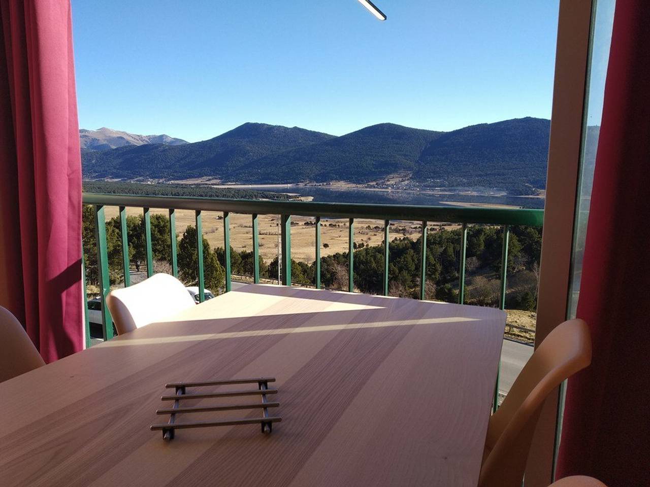 Appartement entier, Appartement lumineux avec vue sur le lac, parfait pour se détendre in Les Angles, Parc naturel régional des Pyrénées catalanes