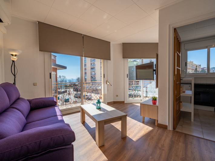 Apartamento entero, Apartamento luminoso con balcón, Wi-Fi y aire acondicionado a 150m de la playa en Calella in Calella, Costa del Maresme