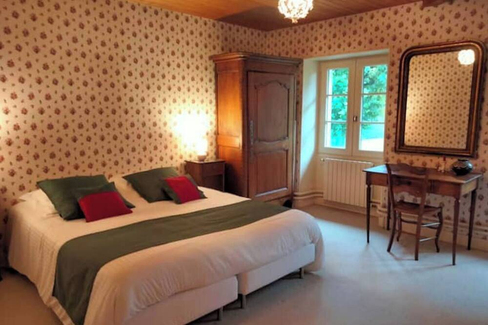 The big house in the heart of the greenery in La Péruse, Charente