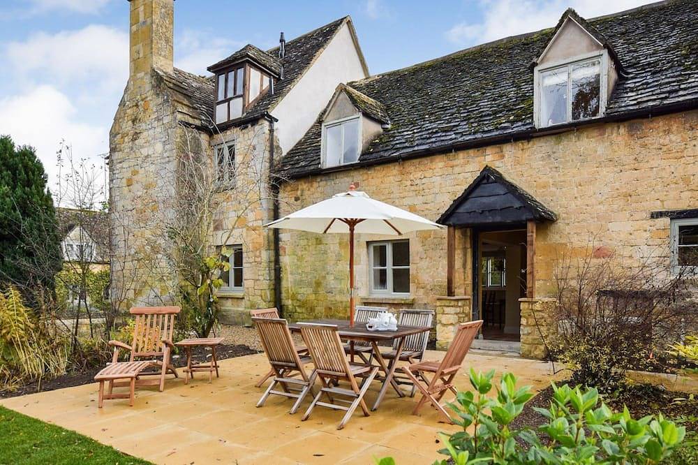 A sudeley castle cottage that sleeps 8 guests  in 4 bedrooms in Winchcombe, Gloucestershire