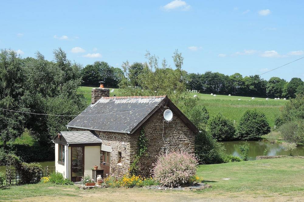 Isolé Cottage Lakeside Pierre Situé dans la campagne rural in La Dorée, Mayenne