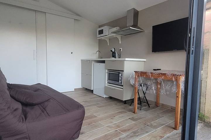 Appartement entier, Charmant studio avec terrasse et accès jardin. in Saint-Denis-de-Pile, Région de Libourne