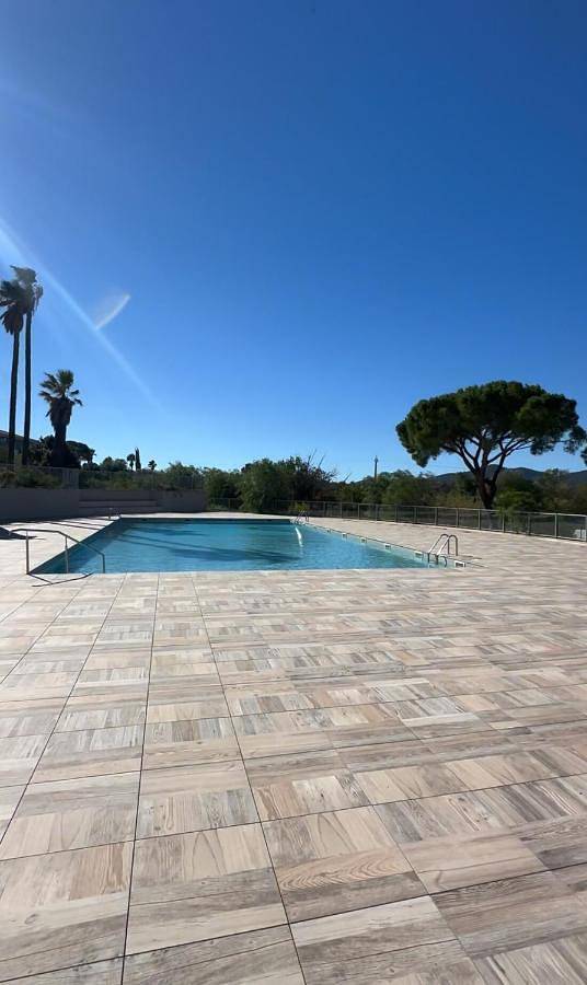 Appartement entier, T3 lumineux avec terrasse, parking et piscine in Puget-sur-Argens, Côte méditerranéenne (France)