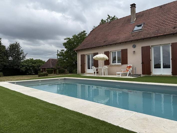 Location de vacances pour 6 personnes, avec jardin ainsi que piscine et terrasse à Saint-Mesmin (Dordogne)