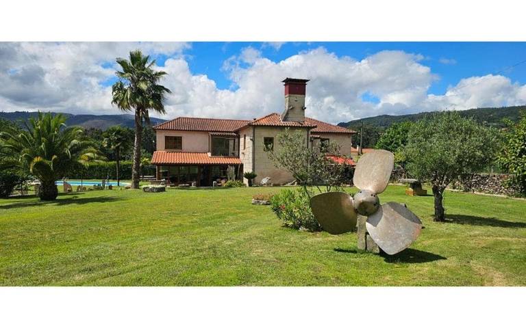 Location de vacances pour 12 personnes, avec piscine ainsi que vue et jardin à A Cañiza