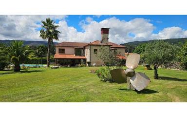 Location de vacances pour 12 personnes, avec vue ainsi que jardin et piscine à A Cañiza