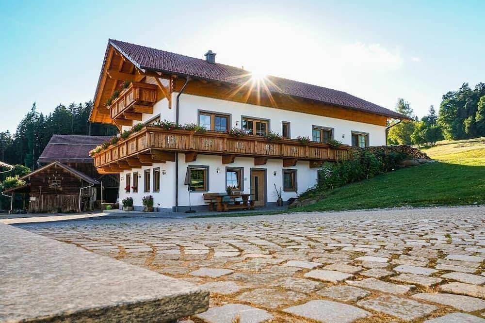 Ganze Wohnung, Herzlich willkommen in der großzügigen Ferienwohnung Hofblick! in Böbrach, Ostbayern