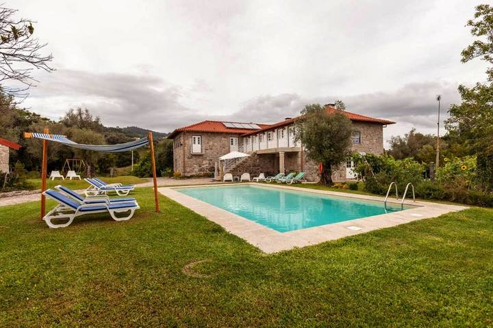 Casa rural para 12 personas, con piscina además de jardín y vistas, Se admiten mascotas en Arcos de Valdevez - 2