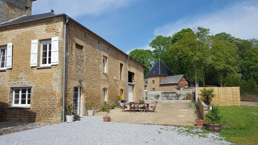 Gîte pour 6 personnes, avec terrasse dans Tournes