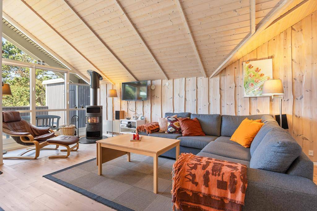 Schönes Ferienhaus mit Whirlpool, Sauna und Holzofen in Søndervig, Holmsland Klit