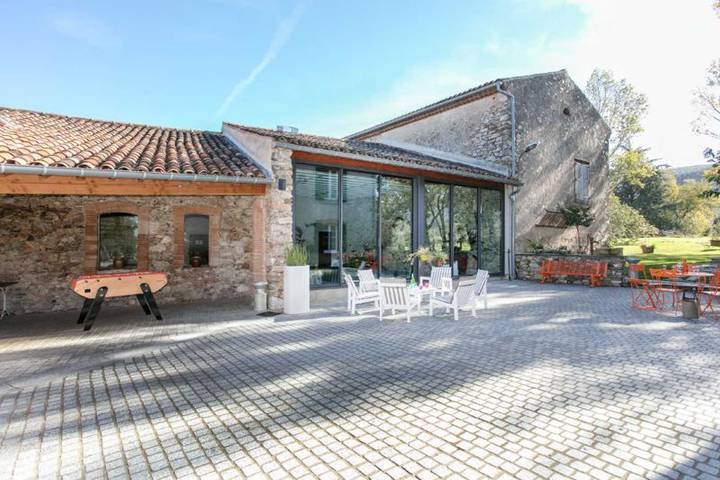 Gîte pour 15 personnes, avec Terrasse ainsi que Jardin et Piscine à Arfons