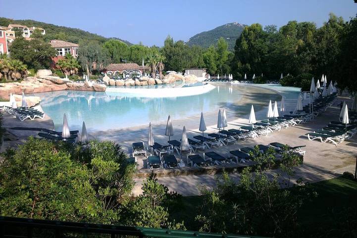 Club vacances pour 6 personnes, avec Balcon et Jacuzzi ainsi que Jardin et Piscine dans le Var