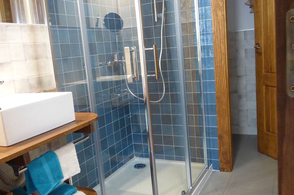 Geheel appartement, Rural Apartment Los Riegos in mountain village in P.Natural de Redes, Asturias in Caso, Parque Natural de Redes