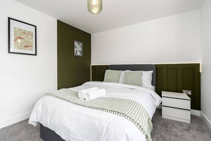 Perfect Booking | 3 Bed & Spacious Parking in Churchdown, Gloucestershire