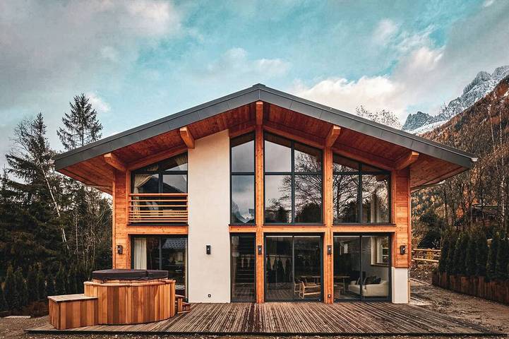 Vacation rental for 10 people, with yard and terrace as well as hot tub in Chamonix-Mont-Blanc