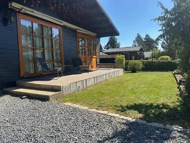 Gîte pour 4 personnes, avec terrasse ainsi que vue et jardin à Tellin