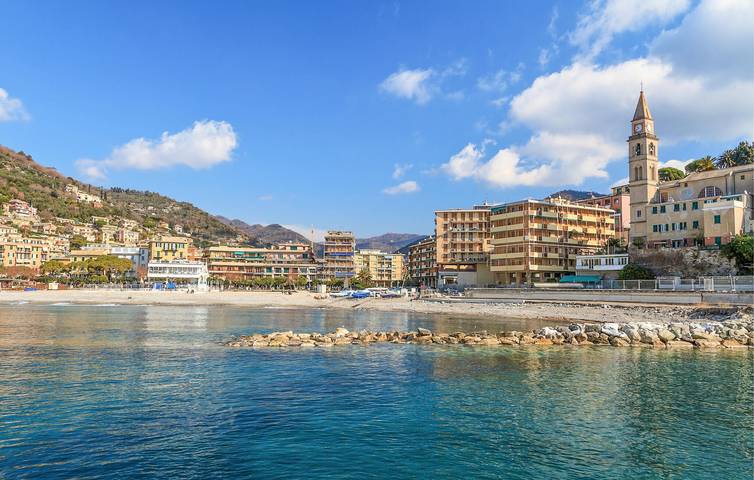 Appartamento intero, Accogliente appartamento sulla spiaggia con terrazza e WiFi in Bagni Marina, Recco