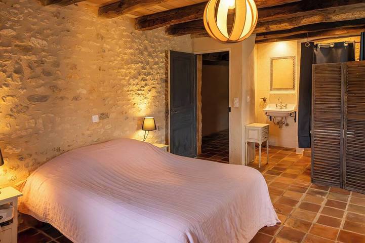 Farmhouse well renovated with heated pool, Jacuzzi, sauna, home cinema in Saint-Laurent-des-Bâtons, Val de Louyre et Caudeau